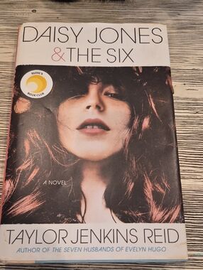 Daisy Jones & The Six by Taylor Jenkins Reid - Hardcover